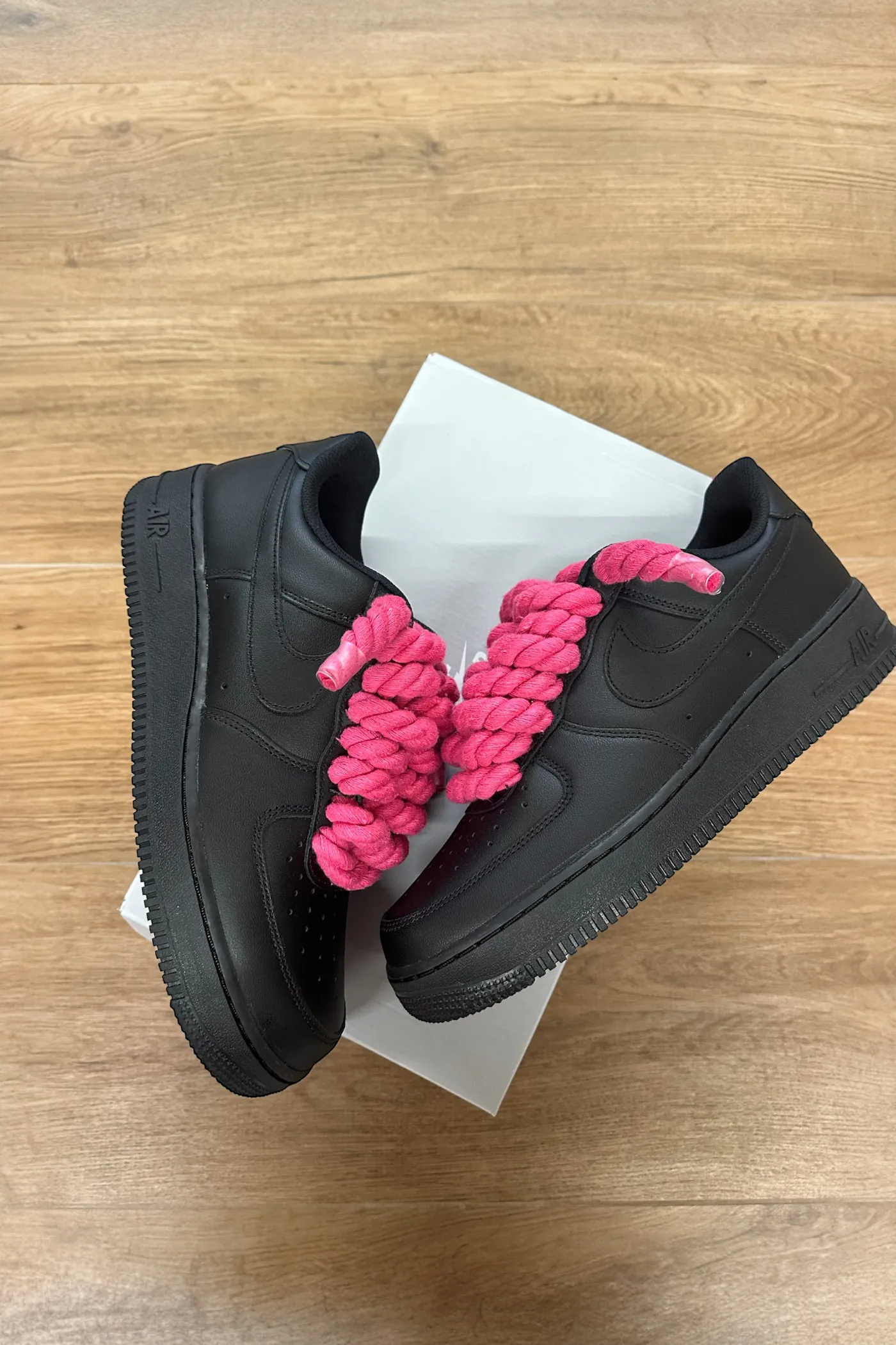 NIKE AIR FORCE 1 BLACK ROPE LACES FUCSIA